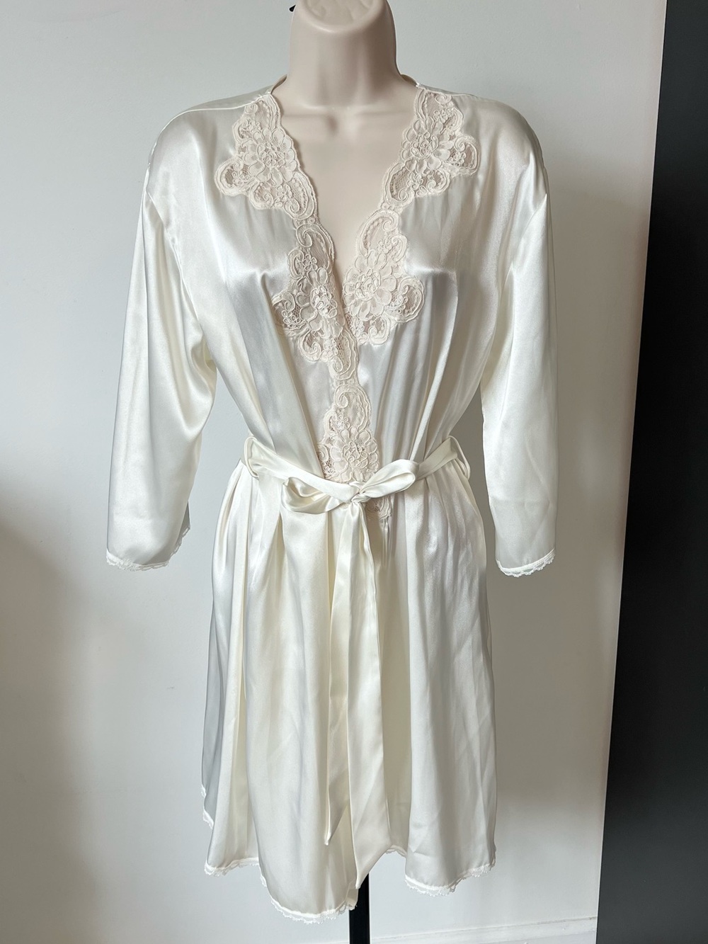 Vintage Jones New York Ivory Satin Robe with Lace Trim Size M